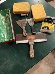 lot 3334 image: 2) 14 inch trays,2) big sponges 3) scrapers