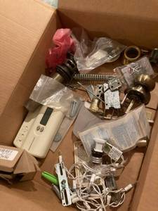 lot 3341 image: Box of miscellaneous garage items