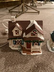 lot 4006 image: 3 ceramic christmas decorations, house and barn