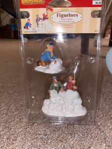 lot 4050 image: snow fortress figurines