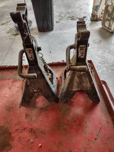 lot 1175 image: pair of 2 ton jack stands