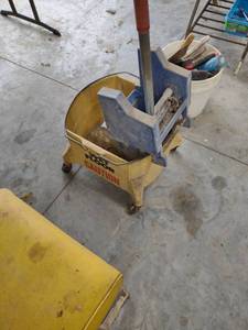 lot 1195 image: plastic mop bucket and ringer