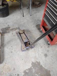 lot 1202 image: Michelin 7000 lb floor jack