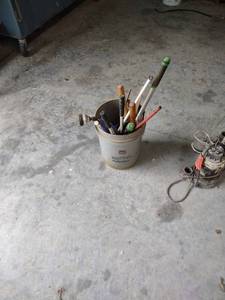 lot 1206 image: 5 gallon bucket of garden tools