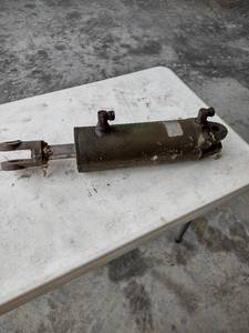 lot 1213 image: lift cylinder 2 ft long