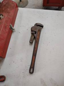 lot 1237 image: 18 inch pipe wrench