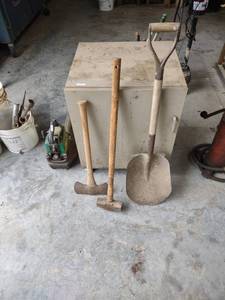lot 1281 image: sledgehammer ax and shovel