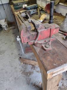 lot 1284 image: 4-in vice well need to bring tools to remove
