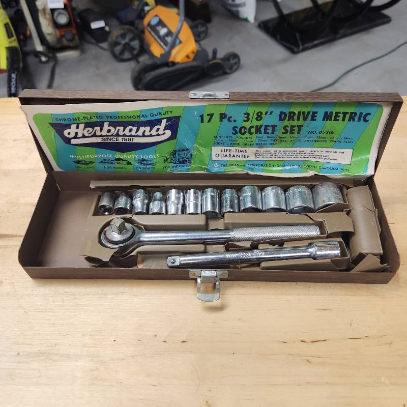 lot 67663 image: Vintage Ratchet Set