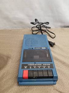 lot 34634 image: School Smart SS-1302 Cassette Recorder & Tape Player wCounter & Auto-Stop
