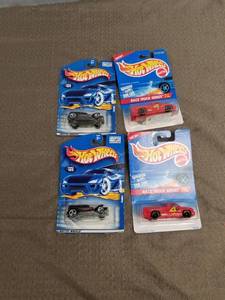 lot 34646 image: LOT OF HOT WHEELS