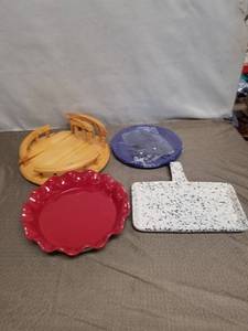 lot 23437 image: LOT OF RANDOM KITCHEN ITEMS