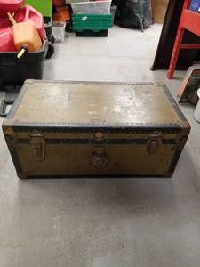 lot 23444 image: TRUNK FROM MULTNOMAH BAGGAGEMANPROOF PORTLAND