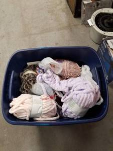 lot 23450 image: LOT OF RANDOM YARN