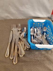 lot 23469 image: LOT OF RANDOM SILVERWARE