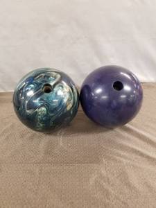 lot 23480 image: 2 BOWLING BALLS