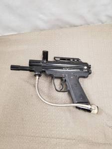 lot 23507 image: Piranha Paintball Gun