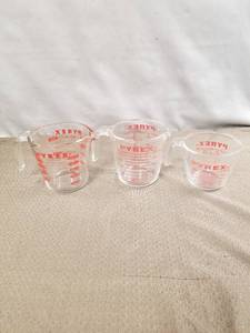 lot 23518 image: LOT OF 3 PYREX MEASURING CUPS
