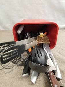 lot 23533 image: LOT OF RANDOM KITCHEN UTENSILS