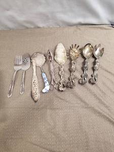 lot 23536 image: LOT OF RANDOM SERVING UTENSILS