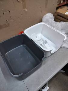 lot 1015 image: Enclosed Cat Litter Box With Scooper In Grey And White