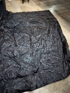 lot 1952 image: Black Comforter With 2 Pillow Cases 87In X 70In