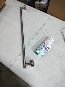 lot 5627 image: Bathroom Towel Rack