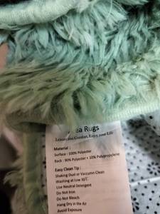lot 5667 image: Area Rug Green L 70.5 X W 48.5 Inch
