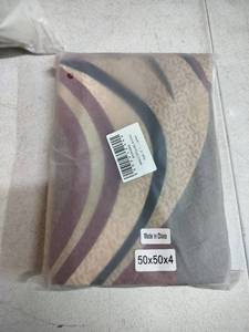 lot 5689 image: Comforter and Pillow Case Set 50X50X4