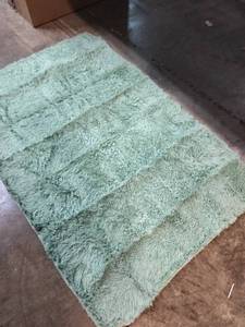 lot 9870 image: Fuzzy Green Rug 71in X 47in