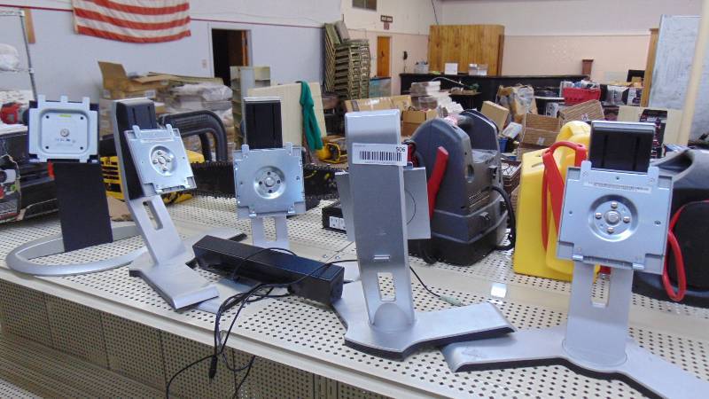 lot 506 image: Dell monitor stands and speakers