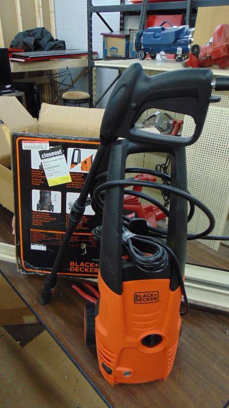 lot 542 image: Black and Decker 1300w pressure washer