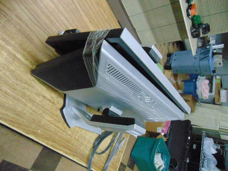 lot 555 image: 2 - Dell monitors
