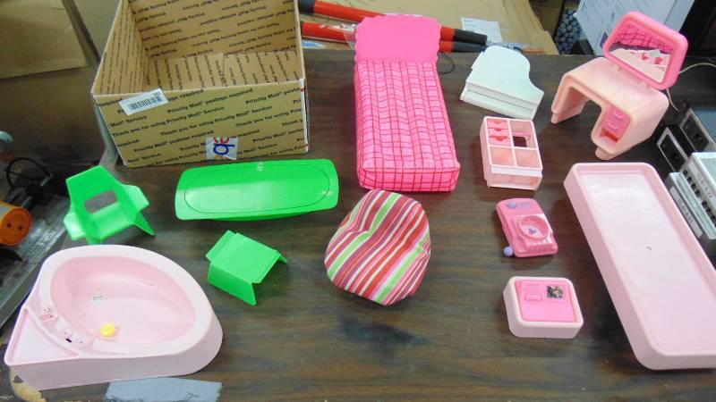 lot 561 image: doll furniture