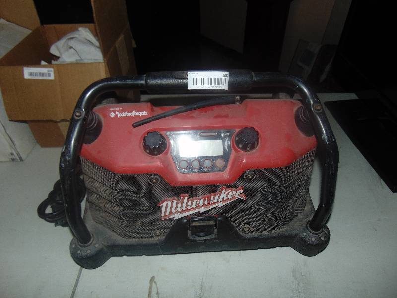 lot 604 image: Milwaukee radio