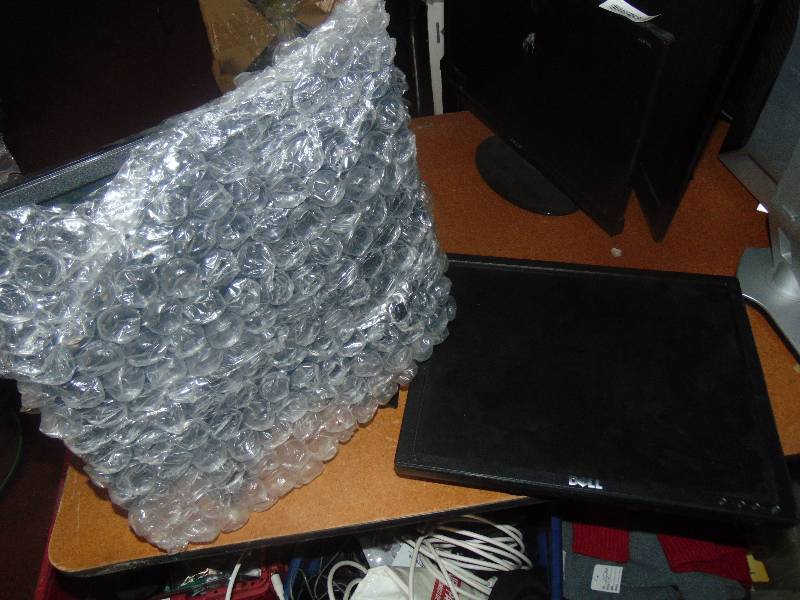 lot 607 image: Dell computer monitors