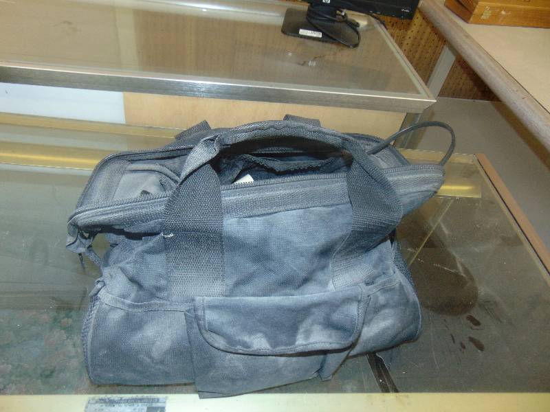lot 616 image: Craftsman chargers and bag