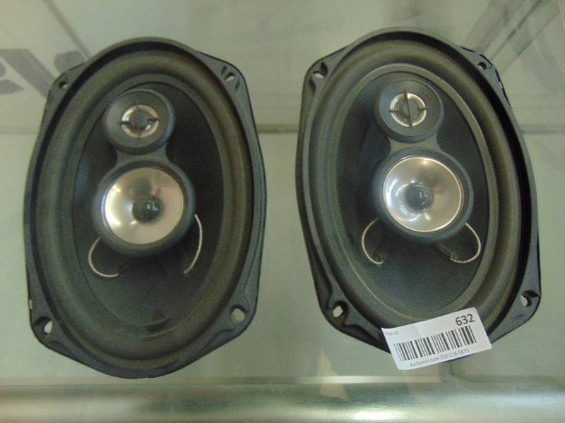 lot 632 image: pair of Logic 6x9 speakers