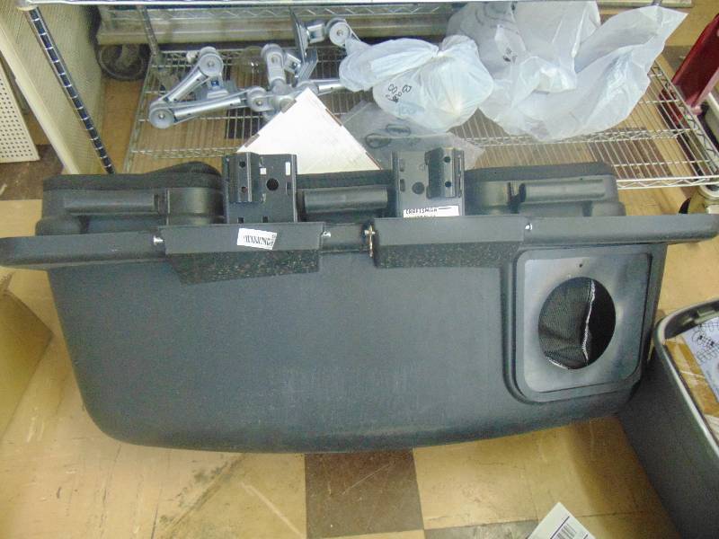 lot 636 image: Craftsman riding tractor grass catcher