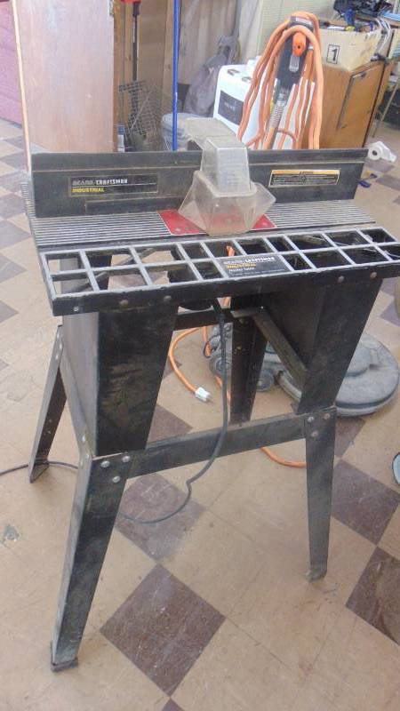 lot 654 image: Craftsman router table w Porter Cable router