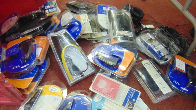 lot 606 image: huge lot of cell phone accessories
