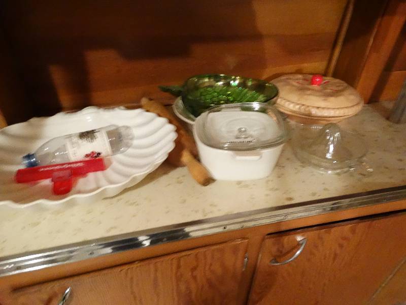 lot 4 image: Kitchenware and jars.