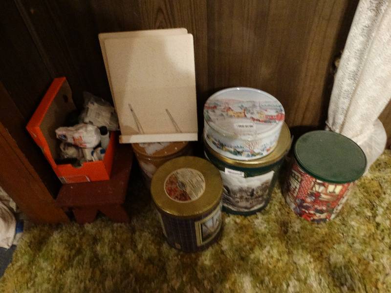 lot 8 image: Sewing notions, metal storage case.
