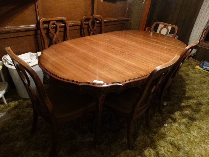 lot 11 image: Dining room table w6 chairs.