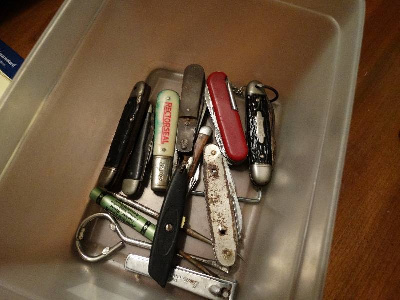 lot 14 image: Lot of various pocket knives.