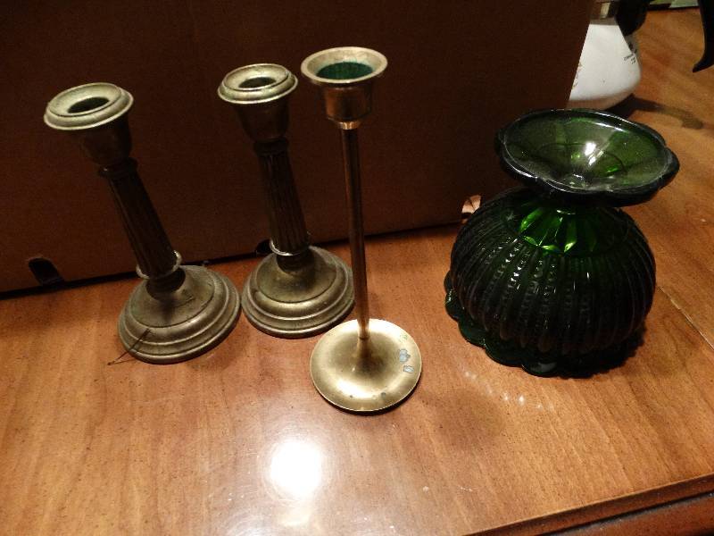 lot 17 image: Lot of decor.