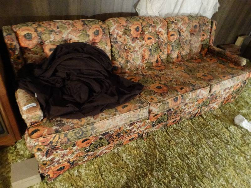 lot 20 image: Vintage sofa wcover.