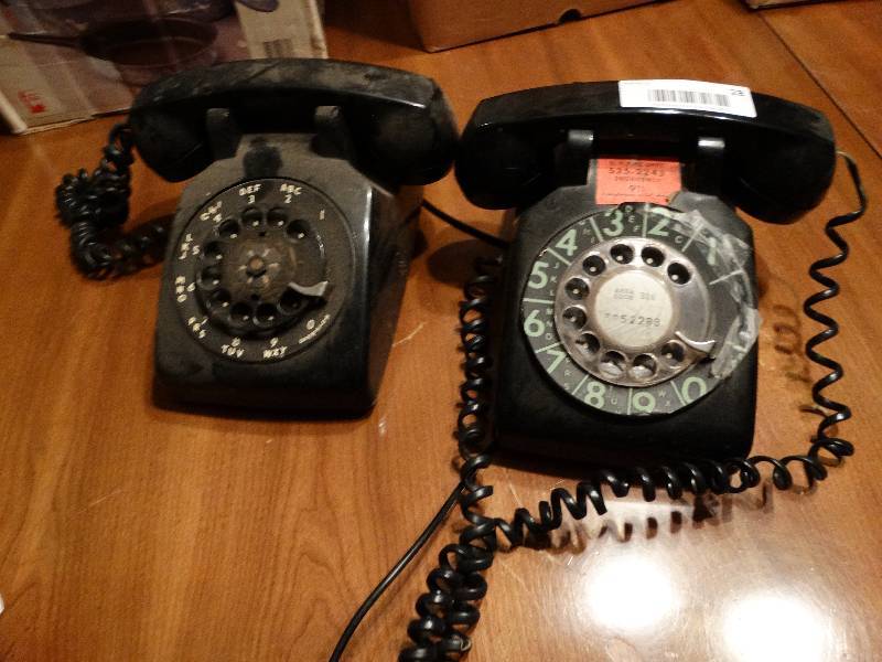 lot 28 image: 2 Rotary dial phones.