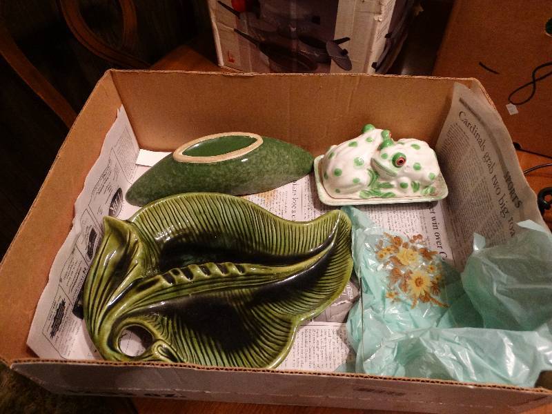 lot 31 image: Vintage glassware.
