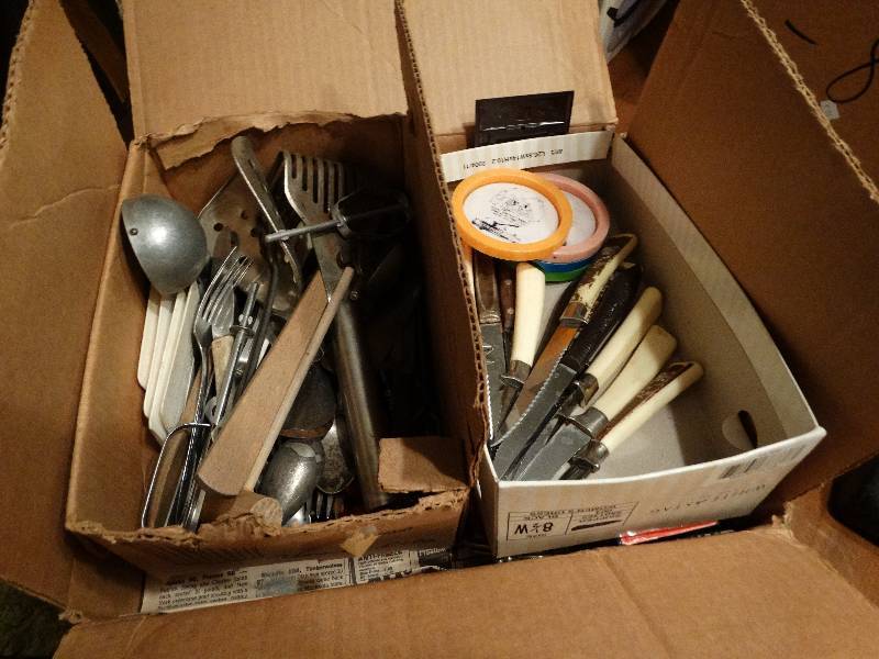 lot 34 image: Lot of kitchen utensils.